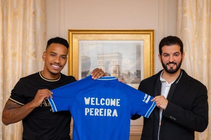 هل يرحل بيريرا عن الهلال؟ رئيس-الهلال-فهد-بن-نافل-مع-اللاعب-البرازيلي-ماتيوس-بيريرا-768x605