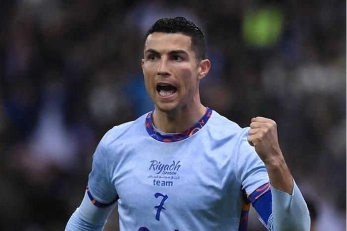 شاهد.. رونالدو يوجه قبلة لجماهير موسم رياض 63cac4ff4c59b733d325bc91 (1)