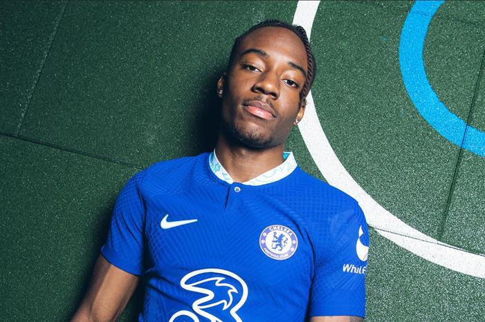 تشيلسي يضم نجم المنتخب الإنجليزي للشباب image