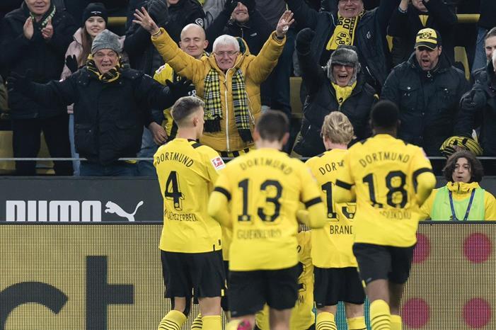 دورتموند ينتزع فوزاً غالياً من أوغسبورغ بالدوري الألماني FnF5sfKXEAA5BTA