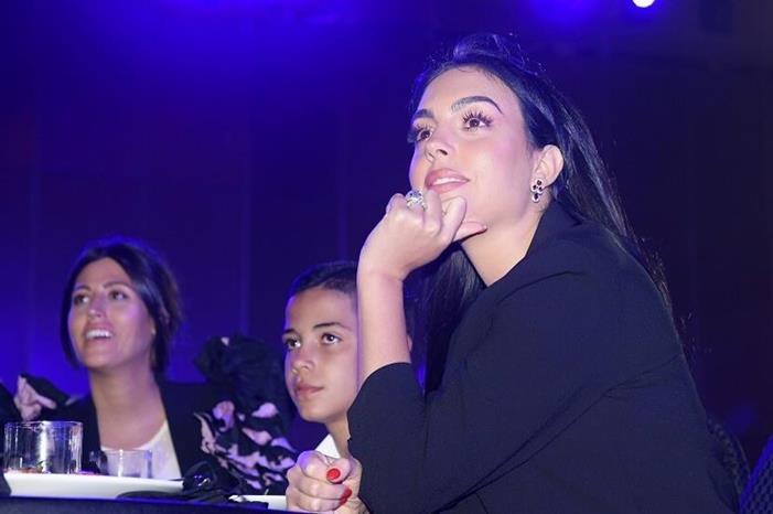 شاهد.. جورجينا تخطف الأضواء في حفل بالسعودية 63cc63014236046d5a46622f