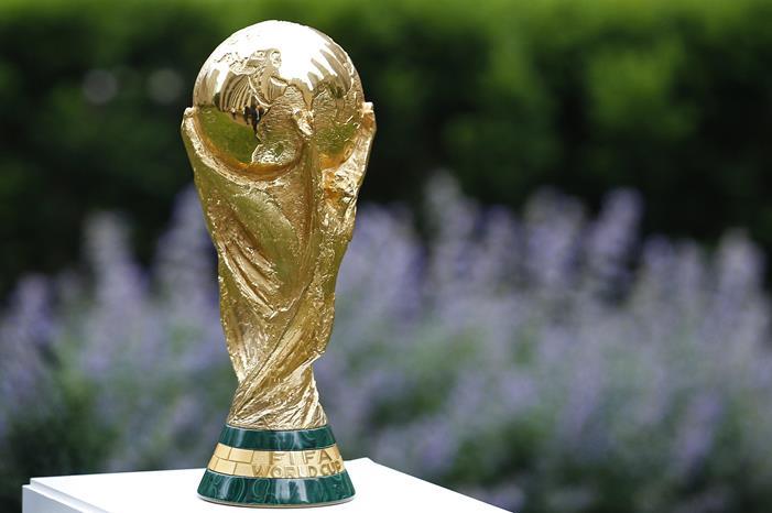 كيف تبدو كؤوس كرة القدم بعيون الذكاء الاصطناعي - صور AP22168632728142