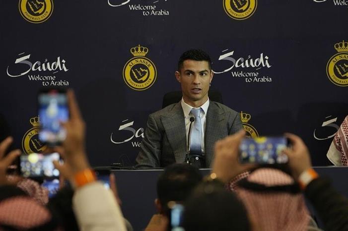 شاهد.. رونالدو يرتكب خطأ أثناء المؤتمر الصحفي مع النصر 63b4931242360417d011e54d