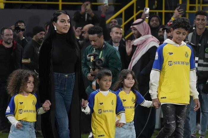 جورجينا تخطف الأنظار في حفل تقديم رونالدو مع النصر - فيديو 63b48aeb423604664d4205cc