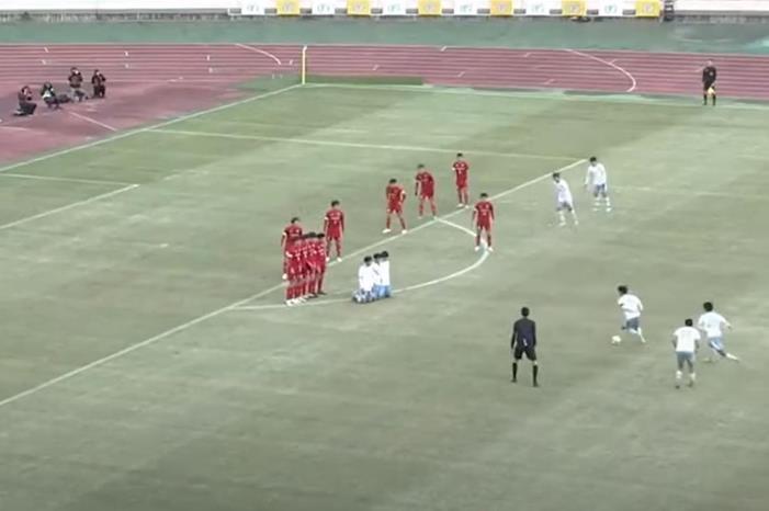 شاهد.. فريق ياباني يُنفذ أغرب ركلة حرة في 2023 4