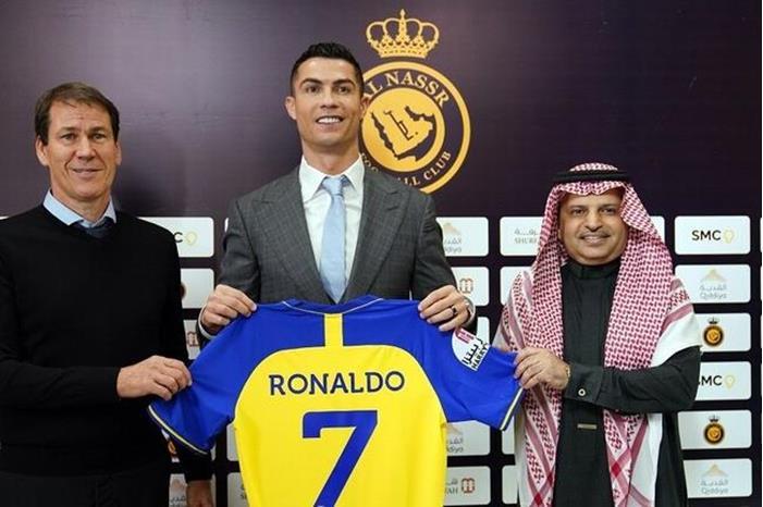 رفع السرية عن كواليس انضمام رونالدو للنصر (فيديو) 63b5afc342360453e25a43b9