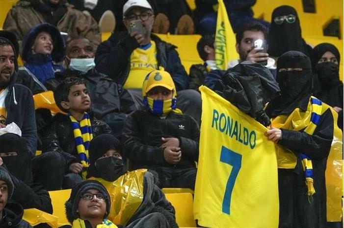 النصر يكرم وفادة الطائي بحضور رونالدو (فيديو) 63b85f0c4c59b7457e2f8652