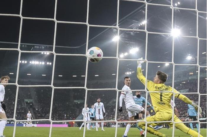 ليفركوزن ينجو من فخ أوغسبورغ بهدف قاتل 65a2d7764c59b75b4b12aa54