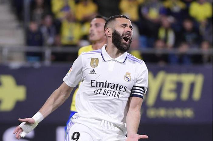 ريال مدريد يقطع الطريق على بنزيما 65a8f0324c59b702e66b0996