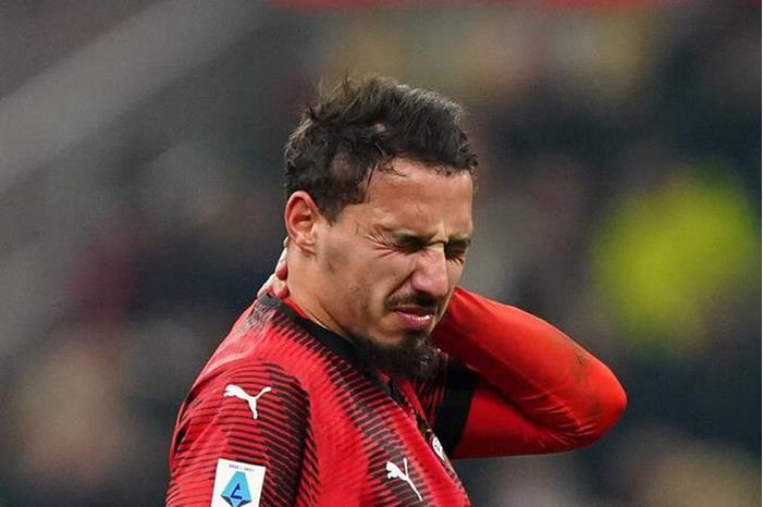 بن ناصر ينقل نبأ حزينا لميلان 65b375e44236043f0e242c6e