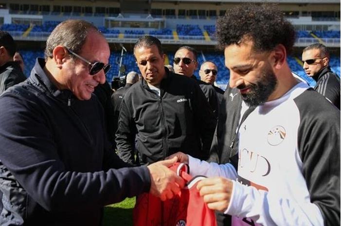 السيسي يمازح كهربا.. وصلاح يقدم قميص منتخب مصر للرئيس (فيديو) 659946284c59b7048c46a5d3