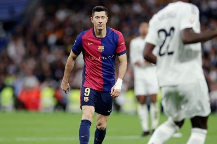 ليفاندوفسكي يُساعد برشلونة في ملف أراوخو.. GettyImages-2180468989-1-1