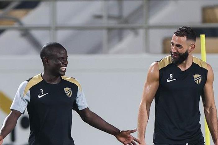 تطور جديد بشأن إصابة كانتي مع الاتحاد GYbR2CZa0AEuT1B-1