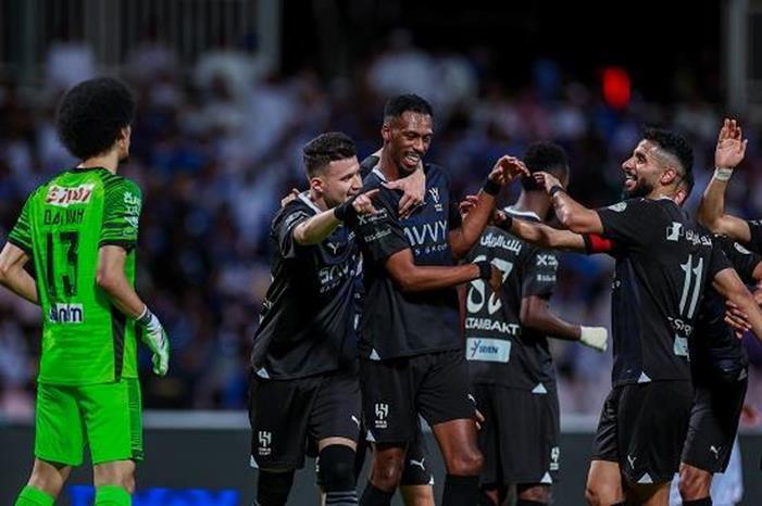 الأهلي ونيوم يترقبان مصير وتد الهلال GOmw9xYXQAEX0hT