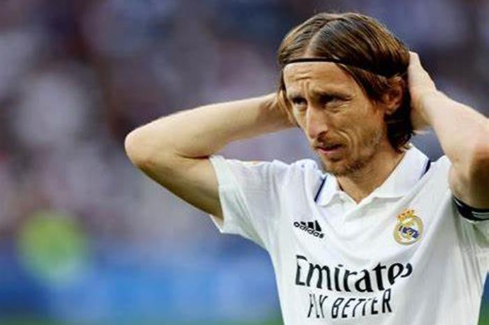 ماذا قال بيريز لمودريتش بعد هزيمة ريال مدريد الثقيلة ضد برشلونة؟ OIP (10)