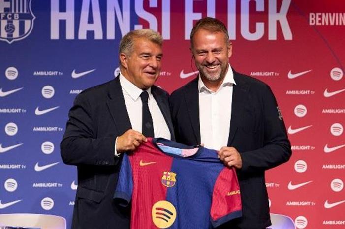 لابورتا ونسخة برشلونة المدمرة.. رب صدفة خير من ألف خطة! FC-Barcelona-Unveil-New-Head-Coach-Hansi-Flick