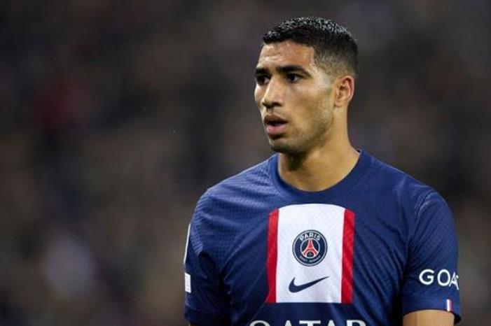 المغربي أشرف حكيمي نجم باريس سان جيرمان الفرنسي