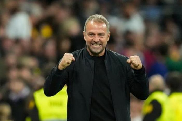 إحصائية-هانز-فليك-تحرج-تشافي-وتُذكر-برشلونة-بـحقبة-ميسي