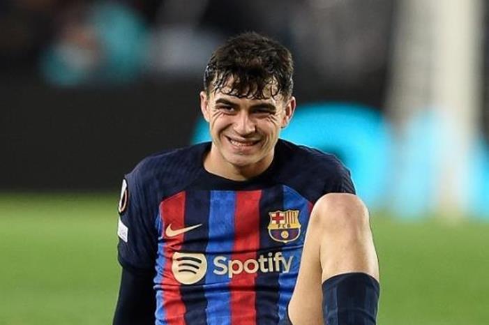 بيدري لاعب وسط فريق برشلونة