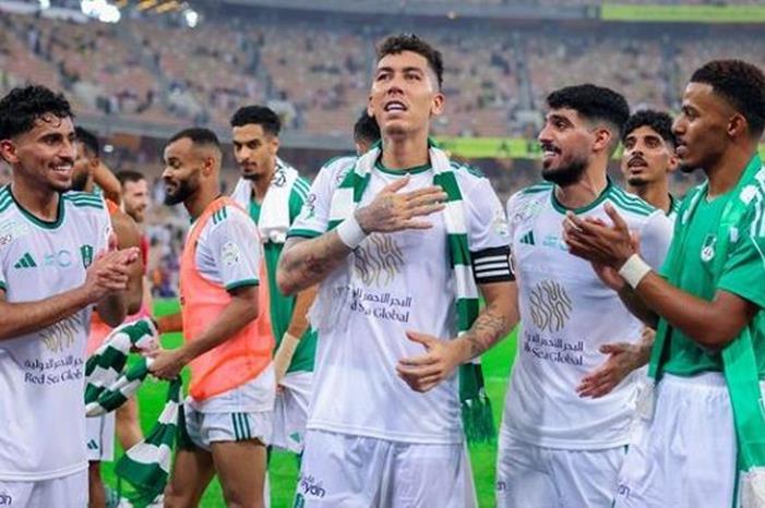 وكيل فيرمينو يرد على شائعات رحيل نجم الأهلي إلى فنربخشة Gdi_j17XYAADuMJ