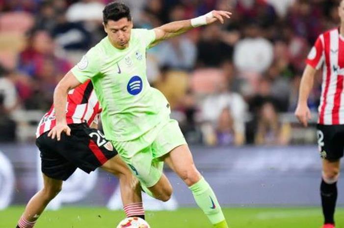 شكوك حول مشاركة ليفاندوفسكي مع برشلونة في نهائي السوبر GettyImages-2192402475-1