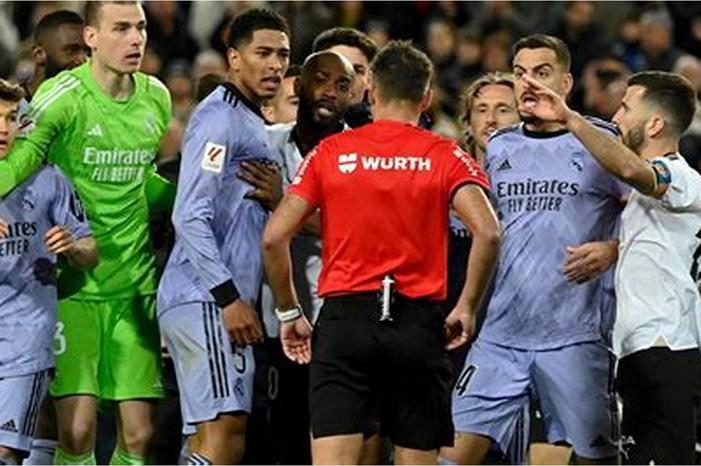 مدافع برشلونة: الاتحاد الإسباني تساهل مع فينيسيوس نجم ريال مدريد OIP (1)