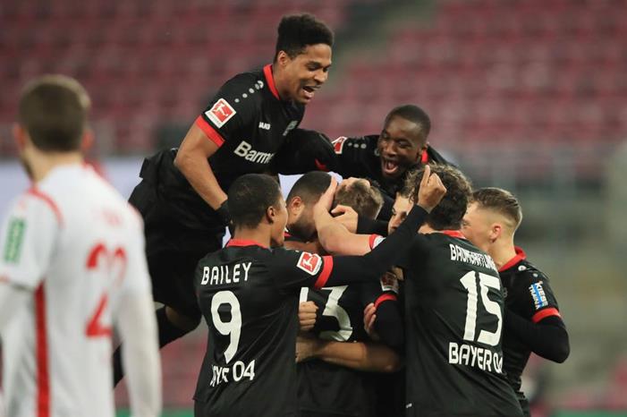 ليفركوزن يحافظ على الصدارة وليفاندوفسكي ينقذ البايرن 3555662-000_8XA7BP