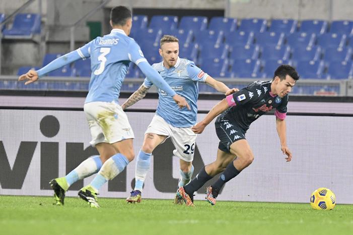 نابولي يسقط بفخ لاتسيو ،، وأتالاتنا يكتسح روما 91b6b6c1ab8182085cd0f422dd359081