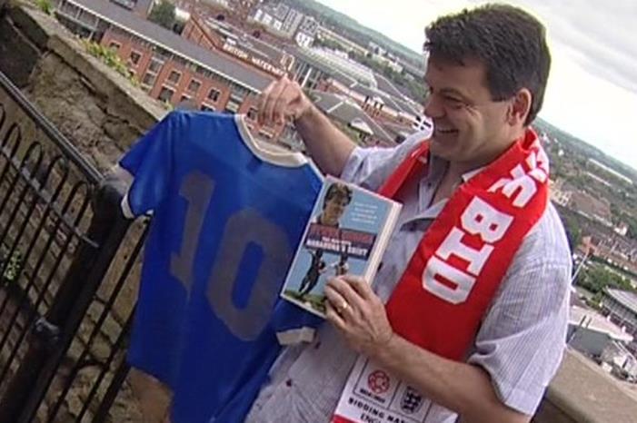 ستيف هودج: قميص مارادونا ليس للبيع EnxCEtSXYAI-rY3