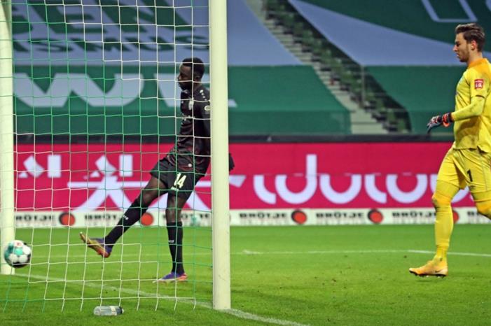 شاهد: هدف يتسبب بمعاقبة لاعب في الدوري الألماني b53fa150-3b33-455f-843b-f528e19abc47-1170x600