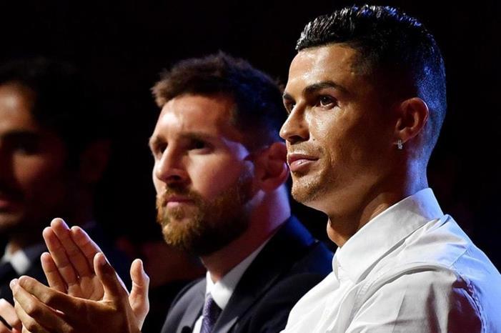 كريستيانو رونالدو يبدي إعجابه بمنشور مشجع يمتدحه وينتقد فوز ميسي بالكرة الذهبية cr7-1200x675