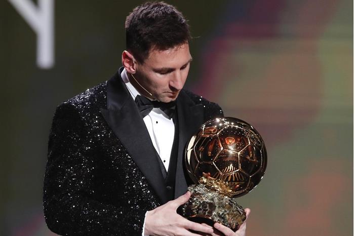 أين سيضع ميسي الكرة الذهبية السابعة؟ image