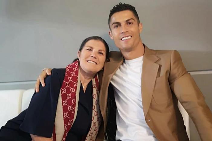 والدة كريستيانو رونالدو تربك حسابات مانشستر يونايتد ronaldo-madre_-dolores-aveiro-1400x840-1