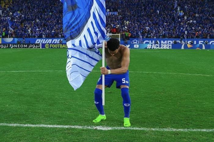 نجم منتخب اليمن يقلد مدافع الهلال علي البليهي - صورة hilal-flag