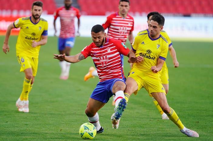 قادش-يفاجىء-غرناطة-ويسقطه-بهدف-نظيف