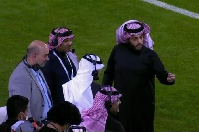 تركي آل الشيخ يقتحم الاستديو التحليلي لكأس مارادونا - فيديو ر رلالارلا