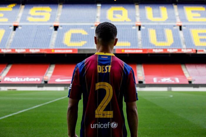 دست يعارض رغبة برشلونة EjPr0ztWoAEob2V