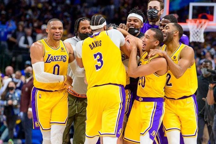 4074153-2021-12-16T033553Z_1433447275_MT1USATODAY17365322_RTRMADP_3_NBA-LOS-ANGELES-LAKERS-AT-DALLAS-MAVERICKS