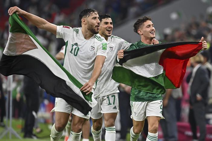 3،2،1 فيفا لالجيري ..  هتاف جزائري تغلفه الحرية من الاستعمار !! لاعبو-الجزائر-scaled