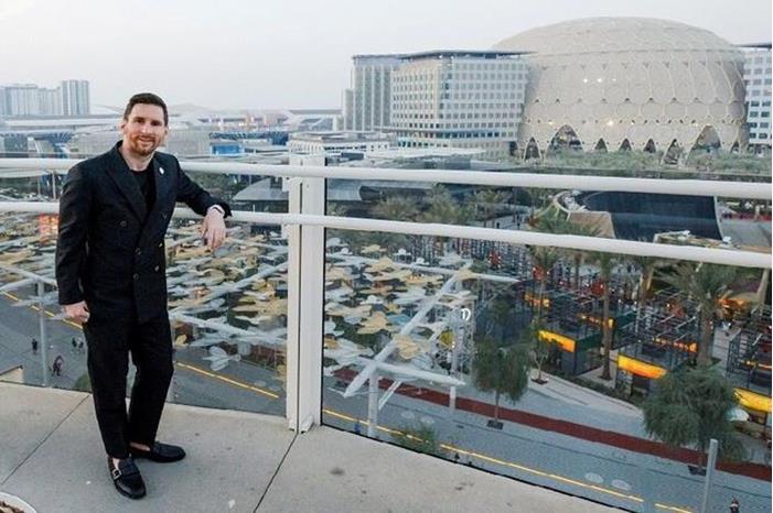 شاهد.. ميسي يحصل على هدية خاصة من الشيف بوراك 61c03fc44236047c351a49bc