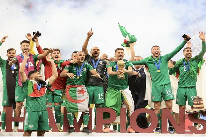 بالفيديو.. هكذا استقبلت الجزائر أبطال العرب GettyImages-1237318513