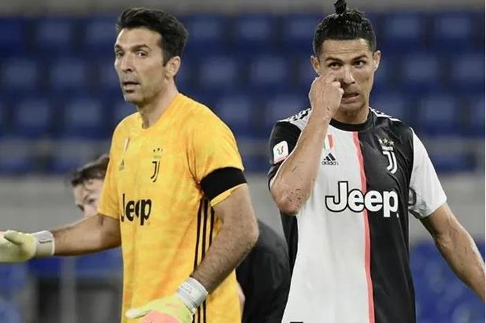 بوفون يهاجم كريستيانو رونالدو 5548