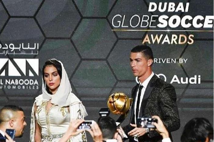 رونالدو يتوج بجائزة الهداف التاريخي من جلوب سوكر  (فيديو) 61c9fafa4c59b73379380ff3