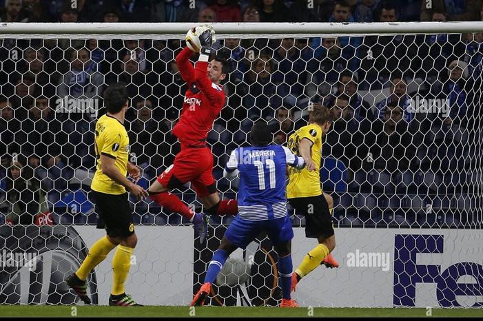 عرض مفاجئ لحارس دورتموند football-soccer-porto-v-borussia-dortmund-europa-league-dragao-stadium-porto-portugal-250216-borussia-dortmunds-goalkeeper-roman-burki-saves-the-ball-against-porto-reutersrafael-marchante-2E6HPHX