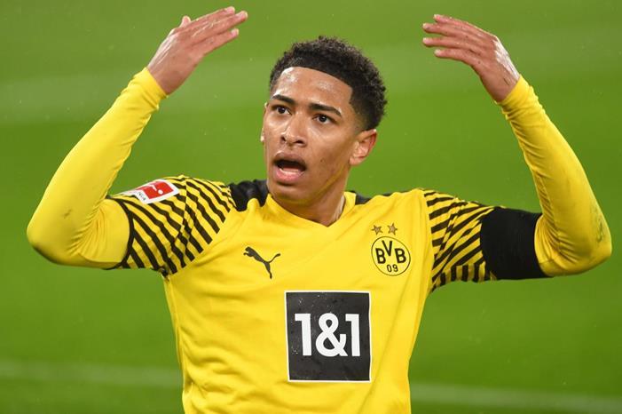 حكم الكلاسيكو يشتكي لاعب دورتموند للشرطة الألمانية FF7EZbzXoAIpWmt