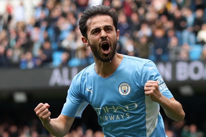 برناردو سيلفا يفوز بجائزة لاعب الشهر في مانشستر سيتي جوارديولا برناردو سيلفا يستمتع بأفضل مستوى له