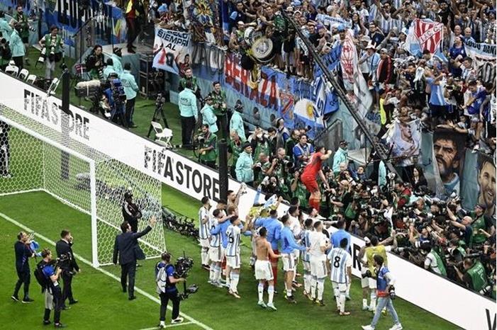 شاهد.. احتفالات ميسي وزملائه مع الجماهير في ملعب "لوسيل" 6393db494c59b7464b6d22aa