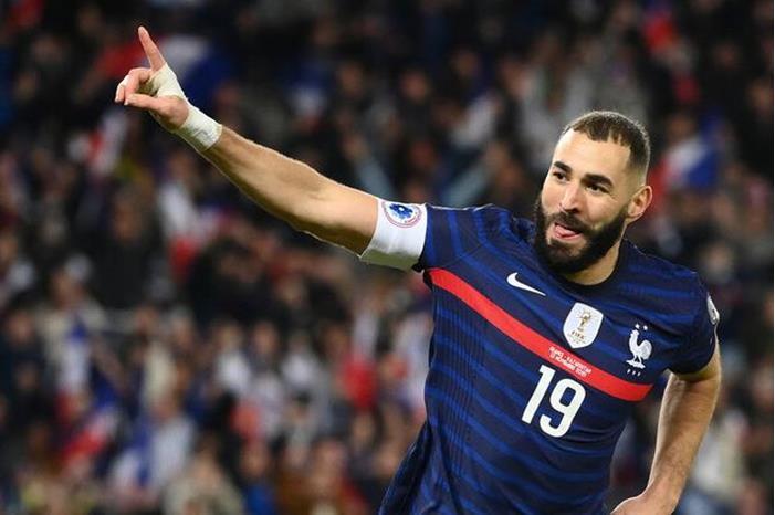 هل يحق لبنزيما خوض نهائي كأس العالم والفوز بميدالية؟ 639ae8c24236047f2e184065