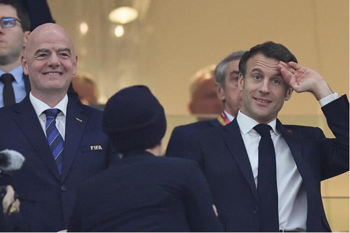 شاهد.. الرئيس الفرنسي يحتفل بفوز منتخب بلاده على المغرب مع اللاعبين داخل غرفة الملابس 639aa17842360442d14821de