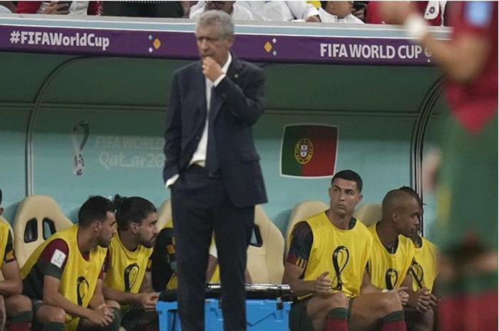 سبعة لاعبين من منتخب البرتغال رفضوا شكر المدرب سانتوس بعد إقالته 639da60842360430de52e395